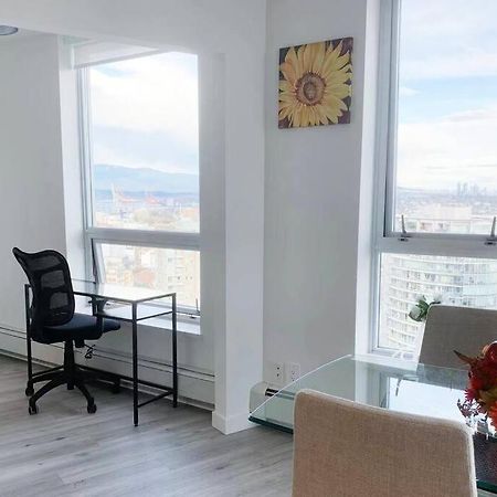 Downtown 3Br/2Ba+Views+Skytrain+Free Parking Apartment Vancouver Exterior foto