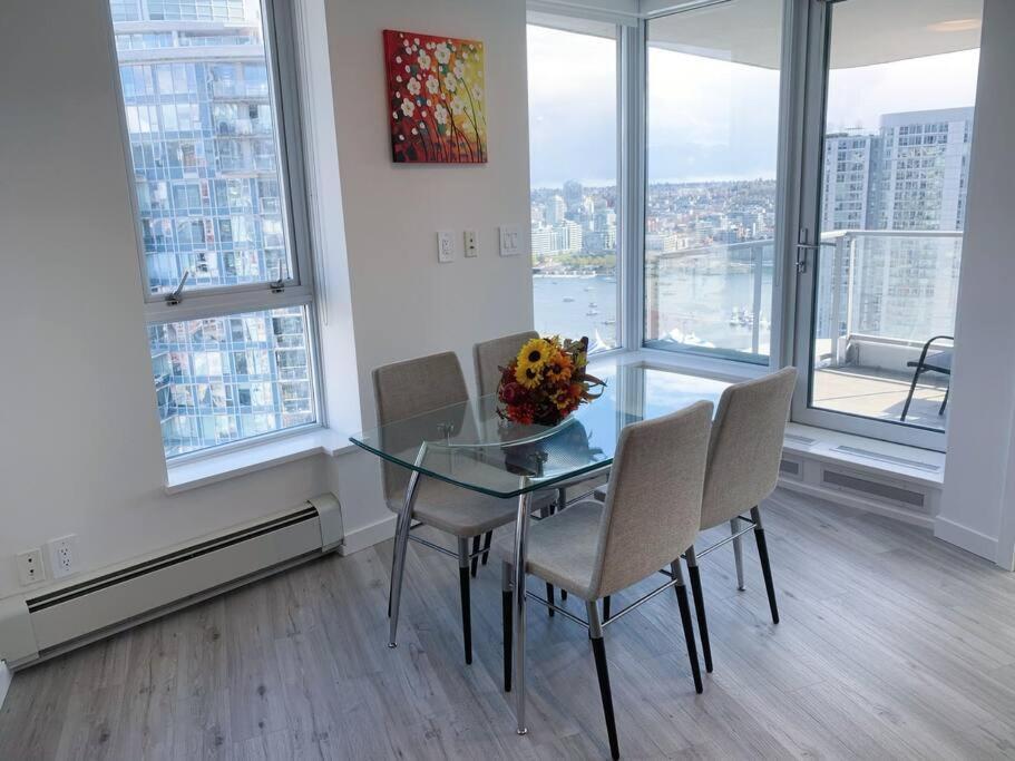 Downtown 3Br/2Ba+Views+Skytrain+Free Parking Apartment Vancouver Exterior foto