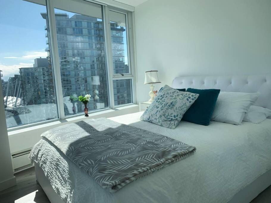 Downtown 3Br/2Ba+Views+Skytrain+Free Parking Apartment Vancouver Exterior foto