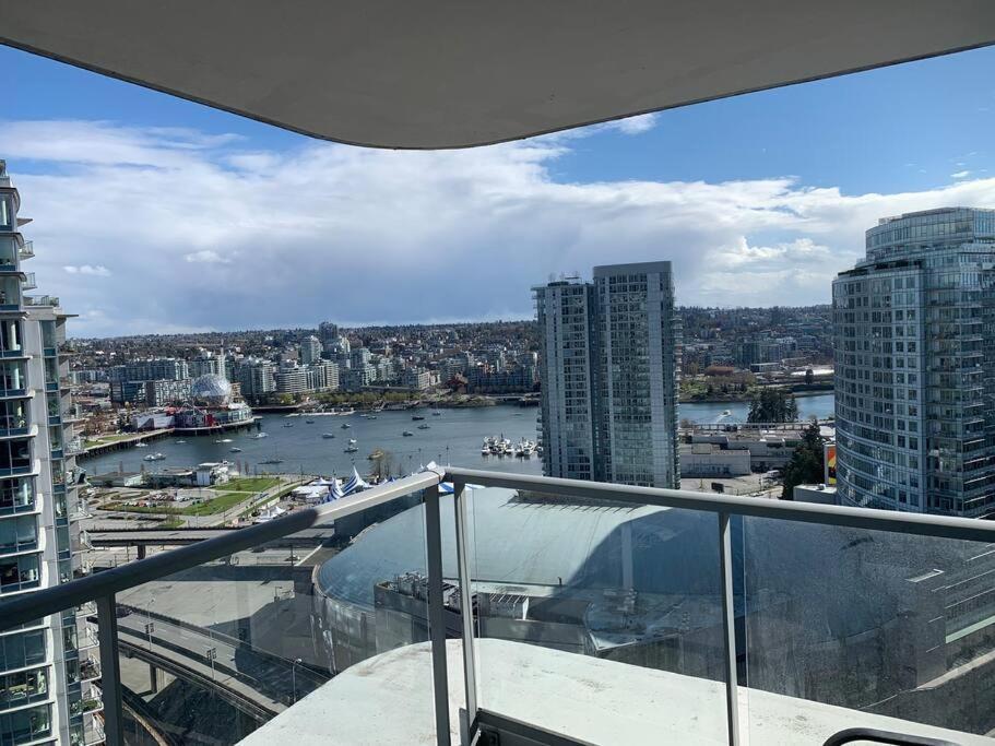 Downtown 3Br/2Ba+Views+Skytrain+Free Parking Apartment Vancouver Exterior foto