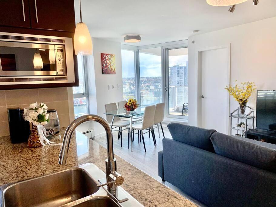 Downtown 3Br/2Ba+Views+Skytrain+Free Parking Apartment Vancouver Exterior foto