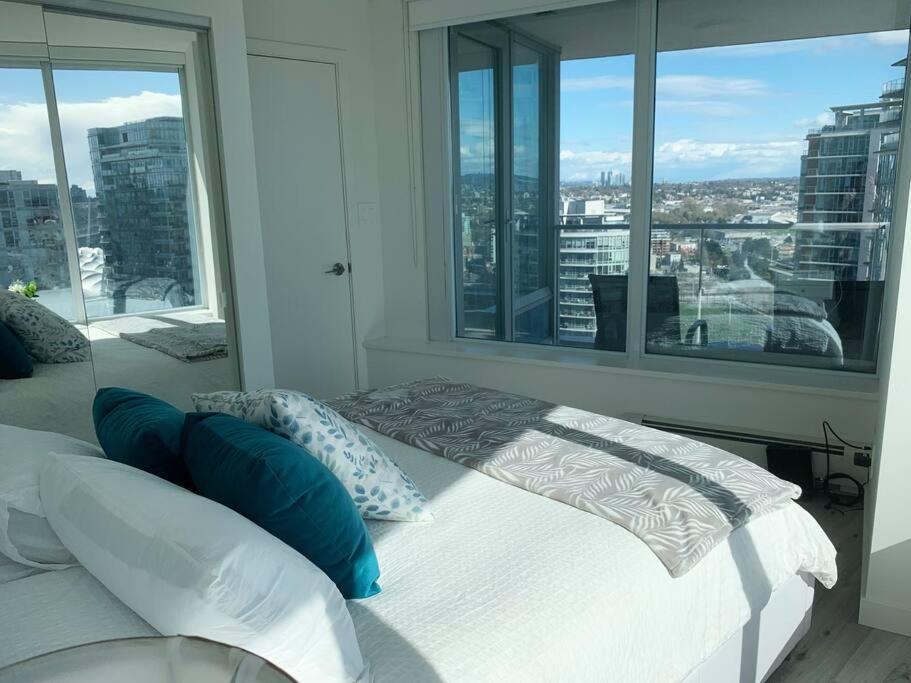 Downtown 3Br/2Ba+Views+Skytrain+Free Parking Apartment Vancouver Exterior foto