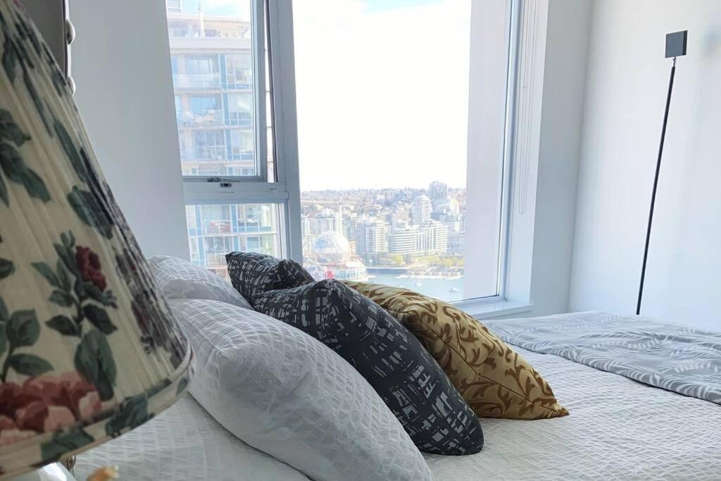 Downtown 3Br/2Ba+Views+Skytrain+Free Parking Apartment Vancouver Exterior foto