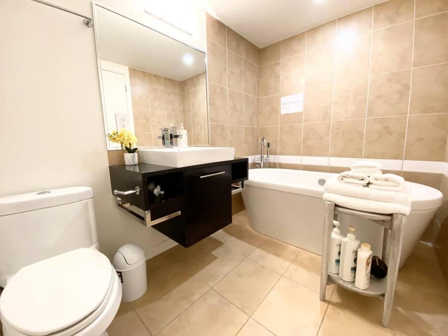 Downtown 3Br/2Ba+Views+Skytrain+Free Parking Apartment Vancouver Exterior foto