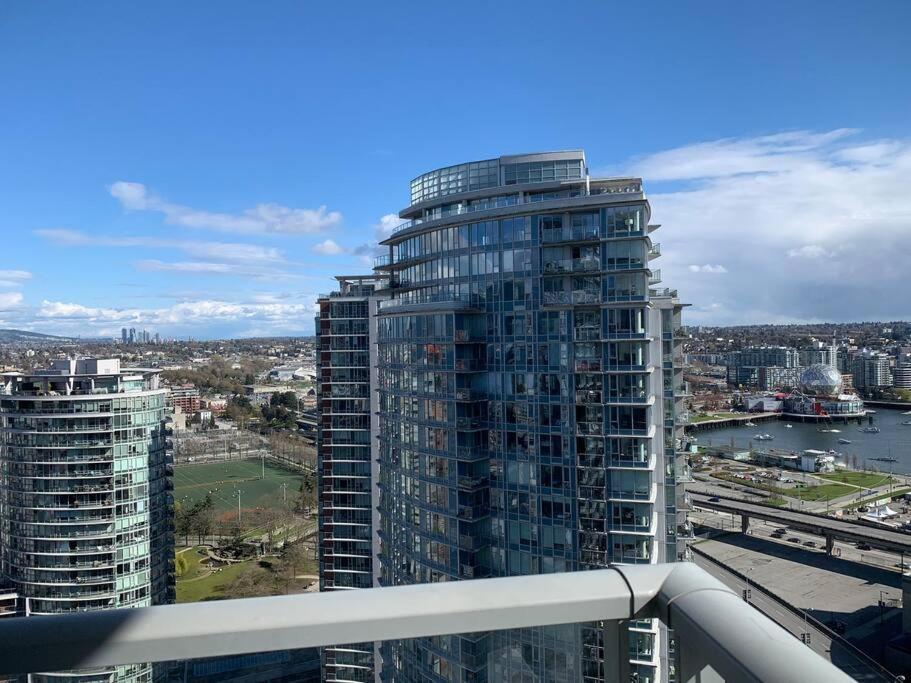 Downtown 3Br/2Ba+Views+Skytrain+Free Parking Apartment Vancouver Exterior foto