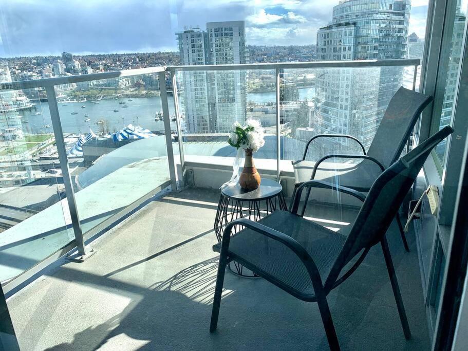 Downtown 3Br/2Ba+Views+Skytrain+Free Parking Apartment Vancouver Exterior foto