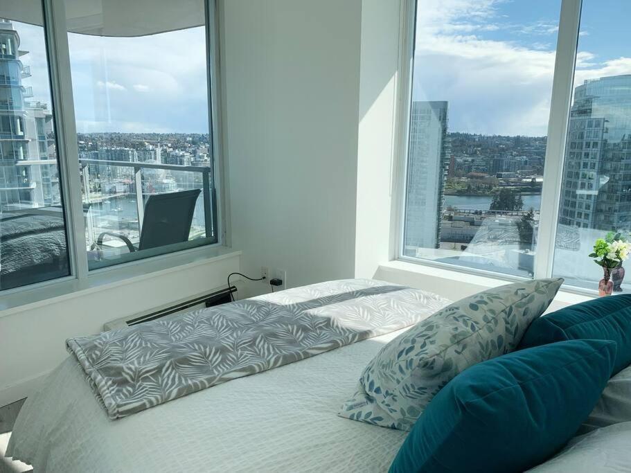 Downtown 3Br/2Ba+Views+Skytrain+Free Parking Apartment Vancouver Exterior foto