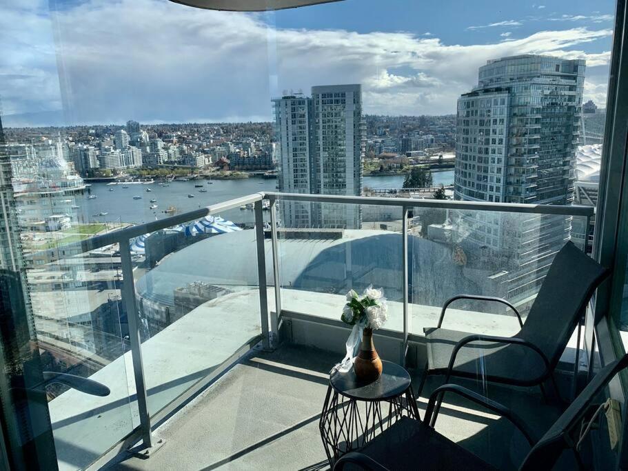 Downtown 3Br/2Ba+Views+Skytrain+Free Parking Apartment Vancouver Exterior foto