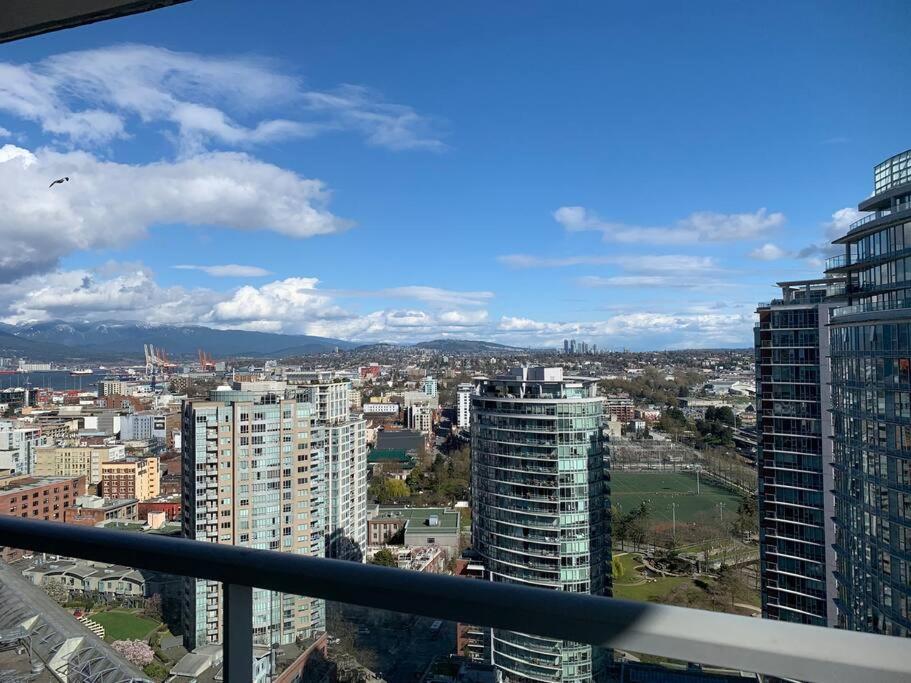 Downtown 3Br/2Ba+Views+Skytrain+Free Parking Apartment Vancouver Exterior foto